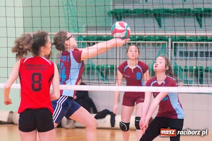 Zdjęcie w galerii na portalu naszraciborz.pl: Gimnazjalistki walczyły w miejskim finale siatkówki. Reprezentantki G1 najlepsze wiadomości z regionu