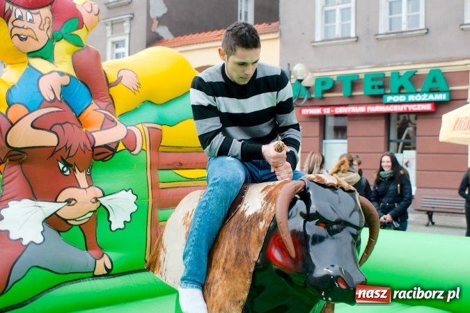 Zdjęcie w galerii na portalu naszraciborz.pl: I Mistrzostwa Raciborza Bakszysz Burger Open w ujeżdżaniu byka za nami wiadomości z regionu