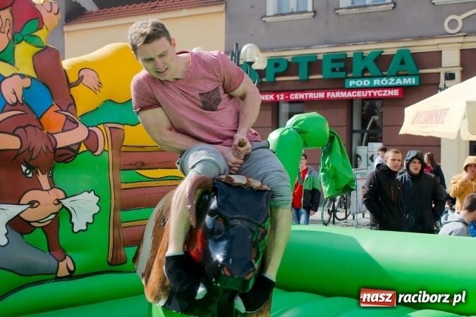 Zdjęcie w galerii na portalu naszraciborz.pl: I Mistrzostwa Raciborza Bakszysz Burger Open w ujeżdżaniu byka za nami wiadomości z regionu