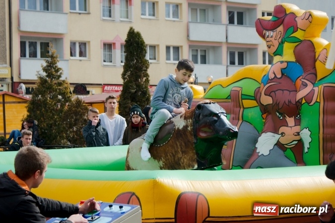 Zdjęcie w galerii na portalu naszraciborz.pl: I Mistrzostwa Raciborza Bakszysz Burger Open w ujeżdżaniu byka za nami wiadomości z regionu