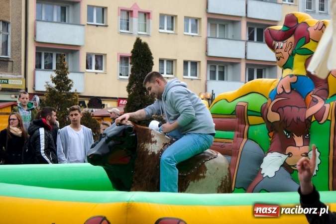 Zdjęcie w galerii na portalu naszraciborz.pl: I Mistrzostwa Raciborza Bakszysz Burger Open w ujeżdżaniu byka za nami wiadomości z regionu