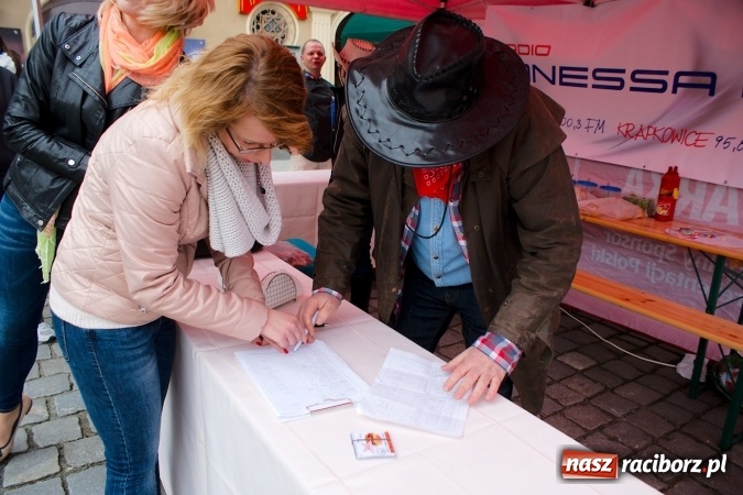 Zdjęcie w galerii na portalu naszraciborz.pl: I Mistrzostwa Raciborza Bakszysz Burger Open w ujeżdżaniu byka za nami wiadomości z regionu