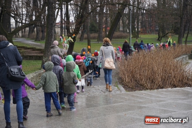 Zdjęcie w galerii na portalu naszraciborz.pl: Przedszkolaki powitały wiosnę  wiadomości z regionu