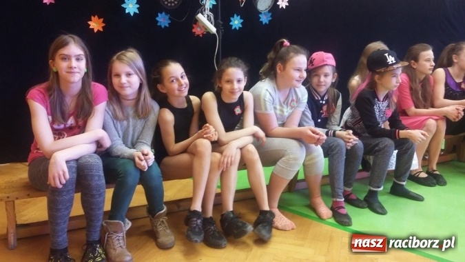 Zdjęcie w galerii na portalu naszraciborz.pl: Konkurs talentów na powitanie wiosny w Szkole Podstawowej nr 13 w Raciborzu  wiadomości z regionu