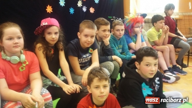 Zdjęcie w galerii na portalu naszraciborz.pl: Konkurs talentów na powitanie wiosny w Szkole Podstawowej nr 13 w Raciborzu  wiadomości z regionu