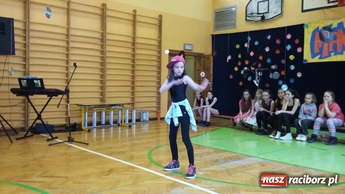 Zdjęcie w galerii na portalu naszraciborz.pl: Konkurs talentów na powitanie wiosny w Szkole Podstawowej nr 13 w Raciborzu  wiadomości z regionu