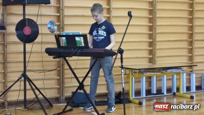 Zdjęcie w galerii na portalu naszraciborz.pl: Konkurs talentów na powitanie wiosny w Szkole Podstawowej nr 13 w Raciborzu  wiadomości z regionu