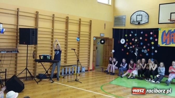 Zdjęcie w galerii na portalu naszraciborz.pl: Konkurs talentów na powitanie wiosny w Szkole Podstawowej nr 13 w Raciborzu  wiadomości z regionu