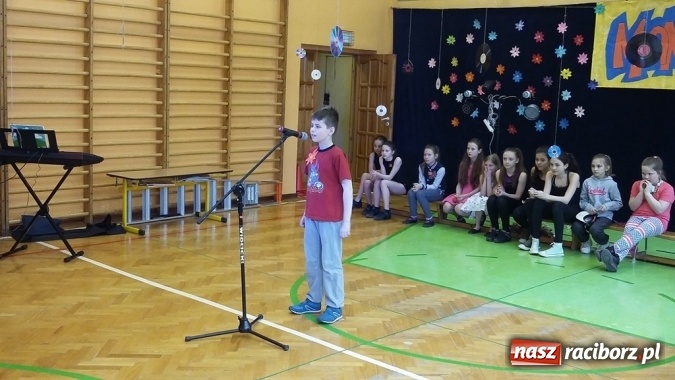 Zdjęcie w galerii na portalu naszraciborz.pl: Konkurs talentów na powitanie wiosny w Szkole Podstawowej nr 13 w Raciborzu  wiadomości z regionu