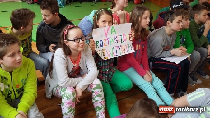 Zdjęcie w galerii na portalu naszraciborz.pl: Konkurs talentów na powitanie wiosny w Szkole Podstawowej nr 13 w Raciborzu  wiadomości z regionu