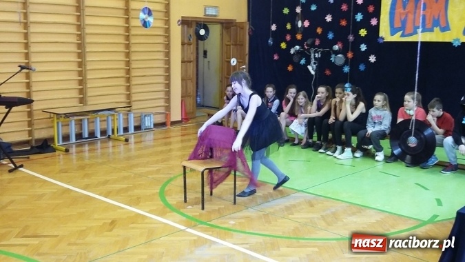 Zdjęcie w galerii na portalu naszraciborz.pl: Konkurs talentów na powitanie wiosny w Szkole Podstawowej nr 13 w Raciborzu  wiadomości z regionu