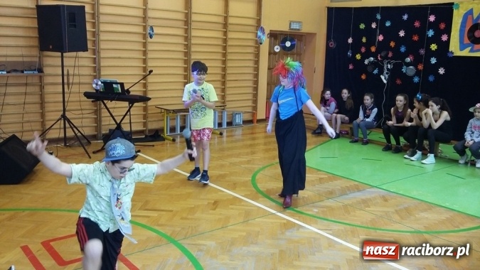 Zdjęcie w galerii na portalu naszraciborz.pl: Konkurs talentów na powitanie wiosny w Szkole Podstawowej nr 13 w Raciborzu  wiadomości z regionu