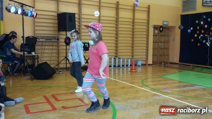 Zdjęcie w galerii na portalu naszraciborz.pl: Konkurs talentów na powitanie wiosny w Szkole Podstawowej nr 13 w Raciborzu  wiadomości z regionu