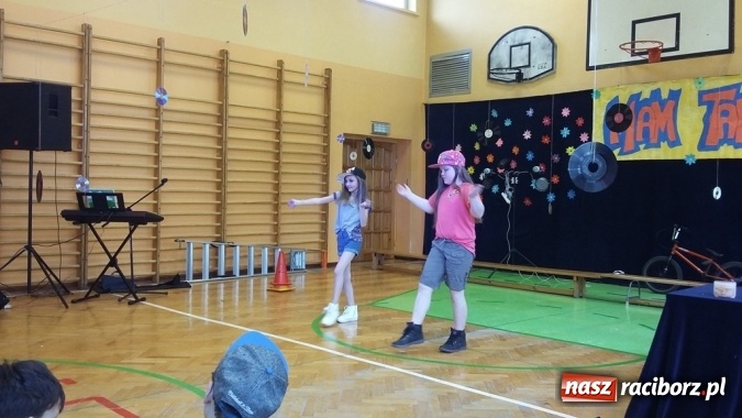 Zdjęcie w galerii na portalu naszraciborz.pl: Konkurs talentów na powitanie wiosny w Szkole Podstawowej nr 13 w Raciborzu  wiadomości z regionu