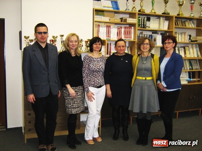 Zdjęcie w galerii na portalu naszraciborz.pl: Przedstawiciele Gimnazjum nr 3 na wizycie w partnerskiej szkole w Opawie wiadomości z regionu
