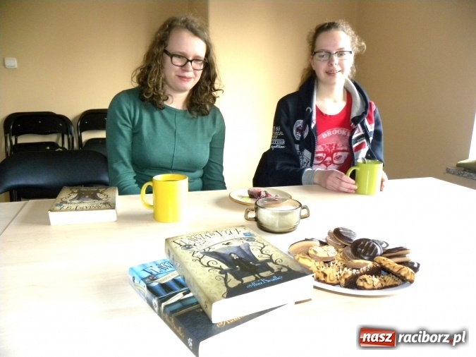 Zdjęcie w galerii na portalu naszraciborz.pl: Dyskusyjny Klub Książki dla młodzieży w raciborskiej Bibliotece wiadomości z regionu