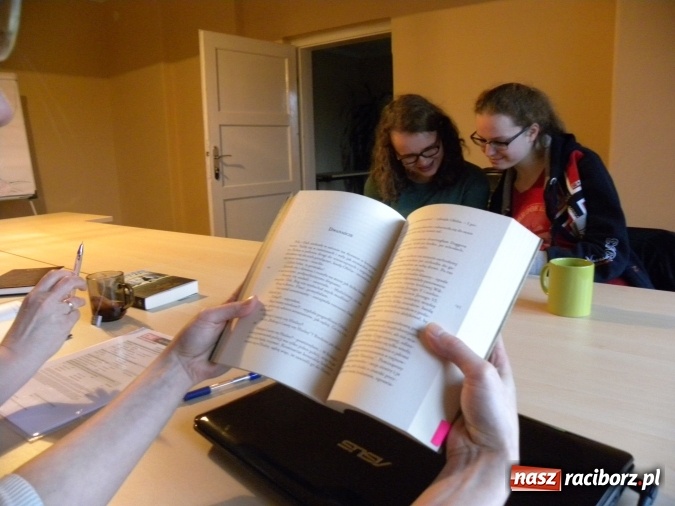 Zdjęcie w galerii na portalu naszraciborz.pl: Dyskusyjny Klub Książki dla młodzieży w raciborskiej Bibliotece wiadomości z regionu