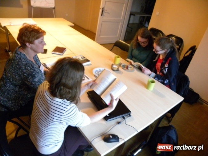 Zdjęcie w galerii na portalu naszraciborz.pl: Dyskusyjny Klub Książki dla młodzieży w raciborskiej Bibliotece wiadomości z regionu