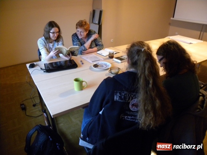 Zdjęcie w galerii na portalu naszraciborz.pl: Dyskusyjny Klub Książki dla młodzieży w raciborskiej Bibliotece wiadomości z regionu