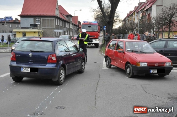 Zdjęcie w galerii na portalu naszraciborz.pl: Kolejne zderzenie pojazdów na skrzyżowaniu Ocicka-Katowicka-Słowackiego wiadomości z regionu