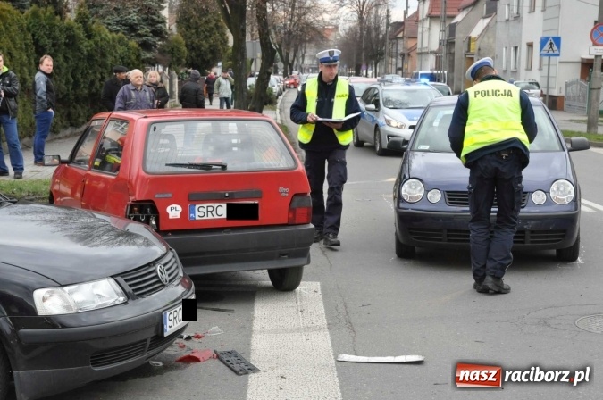 Zdjęcie w galerii na portalu naszraciborz.pl: Kolejne zderzenie pojazdów na skrzyżowaniu Ocicka-Katowicka-Słowackiego wiadomości z regionu