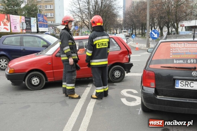 Zdjęcie w galerii na portalu naszraciborz.pl: Kolejne zderzenie pojazdów na skrzyżowaniu Ocicka-Katowicka-Słowackiego wiadomości z regionu