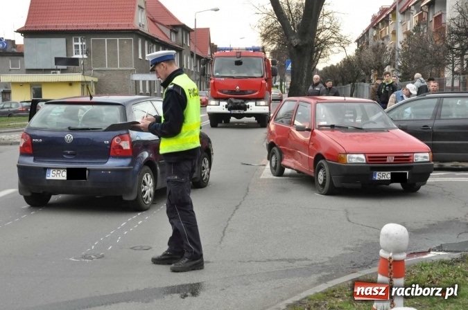 Zdjęcie w galerii na portalu naszraciborz.pl: Kolejne zderzenie pojazdów na skrzyżowaniu Ocicka-Katowicka-Słowackiego wiadomości z regionu