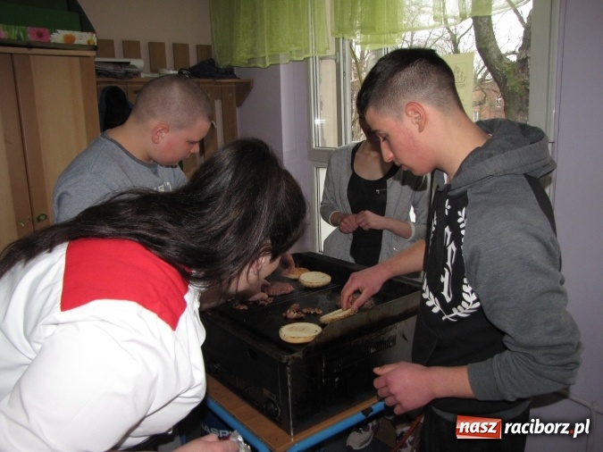 Zdjęcie w galerii na portalu naszraciborz.pl: Piekielna kuchnia w raciborskiej Przystani wiadomości z regionu