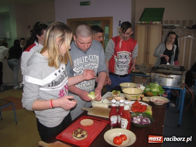 Zdjęcie w galerii na portalu naszraciborz.pl: Piekielna kuchnia w raciborskiej Przystani wiadomości z regionu