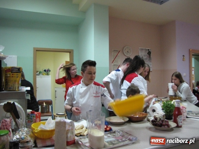 Zdjęcie w galerii na portalu naszraciborz.pl: Piekielna kuchnia w raciborskiej Przystani wiadomości z regionu