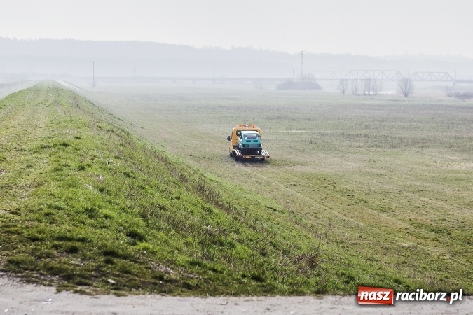 Zdjęcie w galerii na portalu naszraciborz.pl: Kolizja nad Ulgą - maluch zderzył się z citroenem i zjechał ze skarpy wiadomości z regionu
