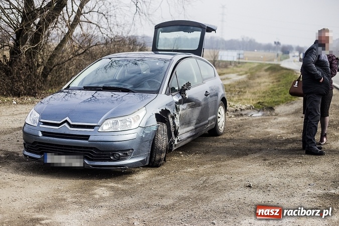 Zdjęcie w galerii na portalu naszraciborz.pl: Kolizja nad Ulgą - maluch zderzył się z citroenem i zjechał ze skarpy wiadomości z regionu