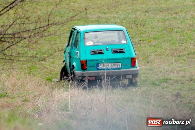 Zdjęcie w galerii na portalu naszraciborz.pl: Kolizja nad Ulgą - maluch zderzył się z citroenem i zjechał ze skarpy wiadomości z regionu