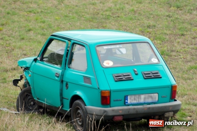 Zdjęcie w galerii na portalu naszraciborz.pl: Kolizja nad Ulgą - maluch zderzył się z citroenem i zjechał ze skarpy wiadomości z regionu
