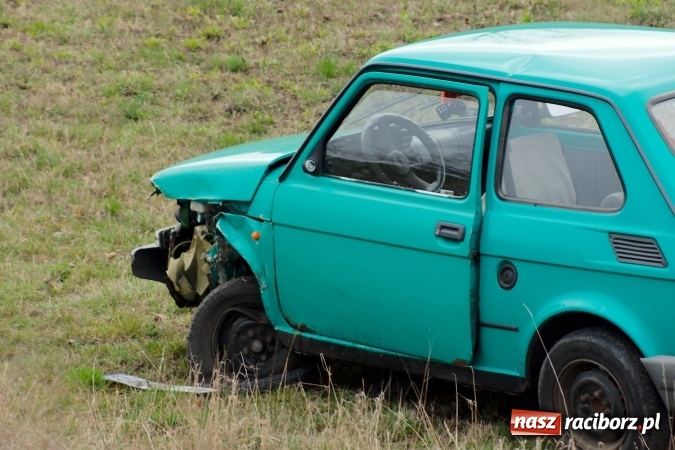 Zdjęcie w galerii na portalu naszraciborz.pl: Kolizja nad Ulgą - maluch zderzył się z citroenem i zjechał ze skarpy wiadomości z regionu