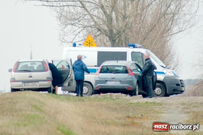 Zdjęcie w galerii na portalu naszraciborz.pl: Kolizja nad Ulgą - maluch zderzył się z citroenem i zjechał ze skarpy wiadomości z regionu