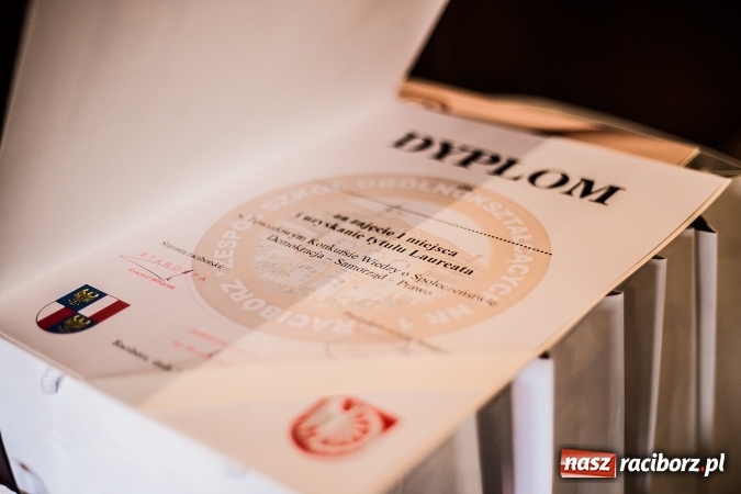 Zdjęcie w galerii na portalu naszraciborz.pl: Znamy laureatów Powiatowego Konkursu Wiedzy o Społeczeństwie wiadomości z regionu