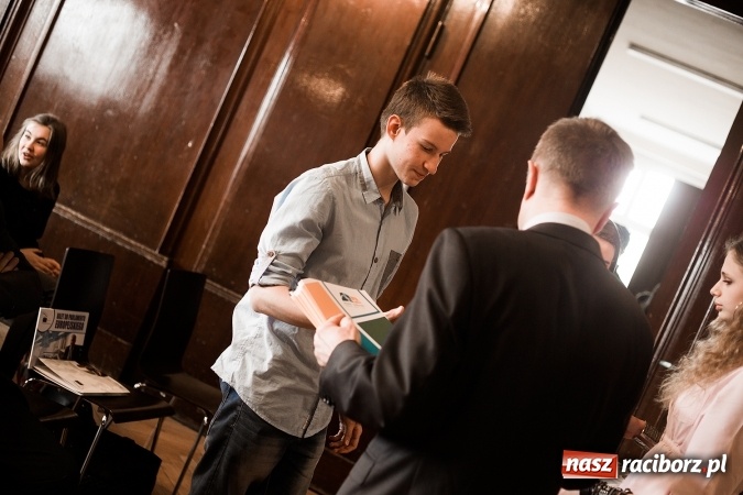 Zdjęcie w galerii na portalu naszraciborz.pl: Znamy laureatów Powiatowego Konkursu Wiedzy o Społeczeństwie wiadomości z regionu