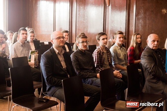 Zdjęcie w galerii na portalu naszraciborz.pl: Znamy laureatów Powiatowego Konkursu Wiedzy o Społeczeństwie wiadomości z regionu