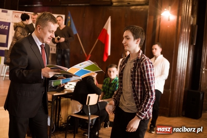Zdjęcie w galerii na portalu naszraciborz.pl: Znamy laureatów Powiatowego Konkursu Wiedzy o Społeczeństwie wiadomości z regionu