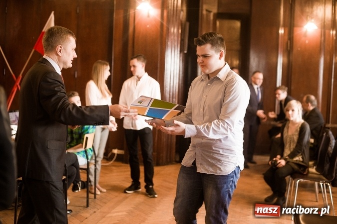 Zdjęcie w galerii na portalu naszraciborz.pl: Znamy laureatów Powiatowego Konkursu Wiedzy o Społeczeństwie wiadomości z regionu