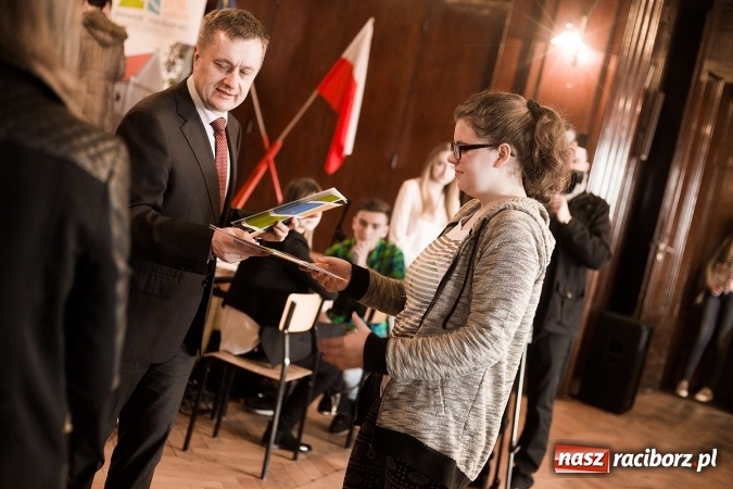 Zdjęcie w galerii na portalu naszraciborz.pl: Znamy laureatów Powiatowego Konkursu Wiedzy o Społeczeństwie wiadomości z regionu