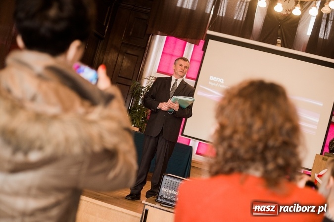 Zdjęcie w galerii na portalu naszraciborz.pl: Znamy laureatów Powiatowego Konkursu Wiedzy o Społeczeństwie wiadomości z regionu