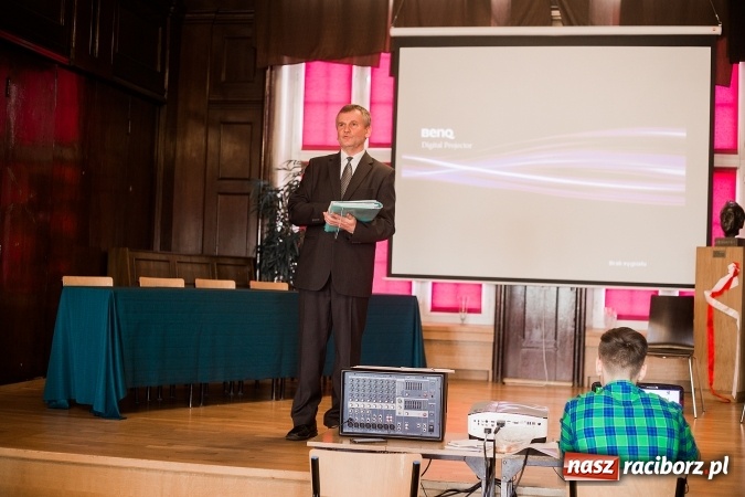 Zdjęcie w galerii na portalu naszraciborz.pl: Znamy laureatów Powiatowego Konkursu Wiedzy o Społeczeństwie wiadomości z regionu