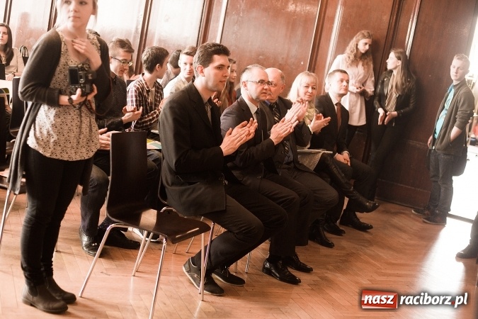 Zdjęcie w galerii na portalu naszraciborz.pl: Znamy laureatów Powiatowego Konkursu Wiedzy o Społeczeństwie wiadomości z regionu