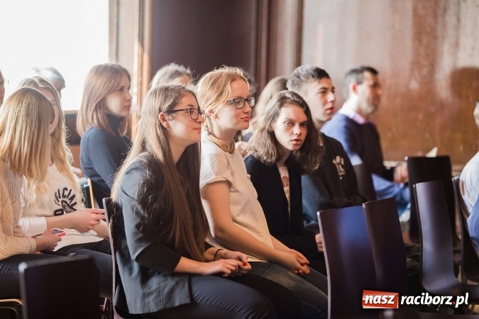 Zdjęcie w galerii na portalu naszraciborz.pl: Znamy laureatów Powiatowego Konkursu Wiedzy o Społeczeństwie wiadomości z regionu