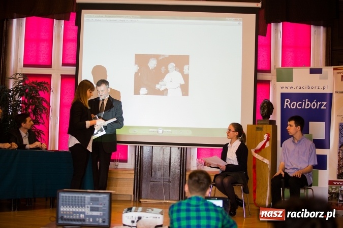 Zdjęcie w galerii na portalu naszraciborz.pl: Znamy laureatów Powiatowego Konkursu Wiedzy o Społeczeństwie wiadomości z regionu