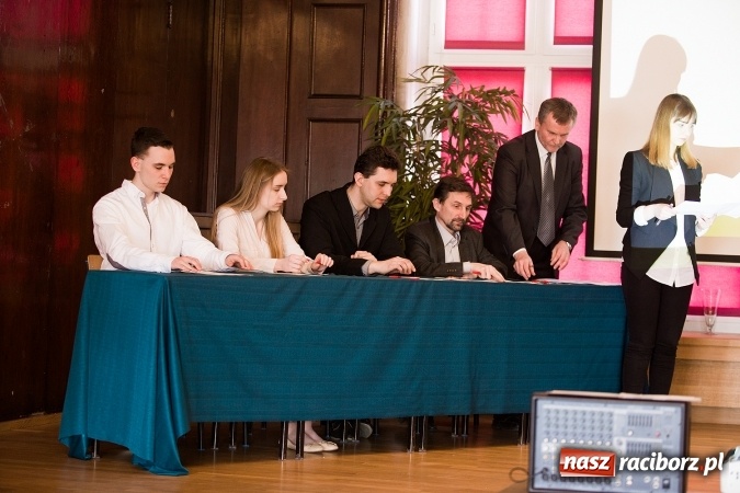 Zdjęcie w galerii na portalu naszraciborz.pl: Znamy laureatów Powiatowego Konkursu Wiedzy o Społeczeństwie wiadomości z regionu