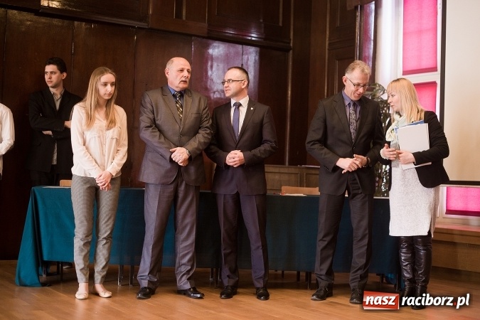 Zdjęcie w galerii na portalu naszraciborz.pl: Znamy laureatów Powiatowego Konkursu Wiedzy o Społeczeństwie wiadomości z regionu
