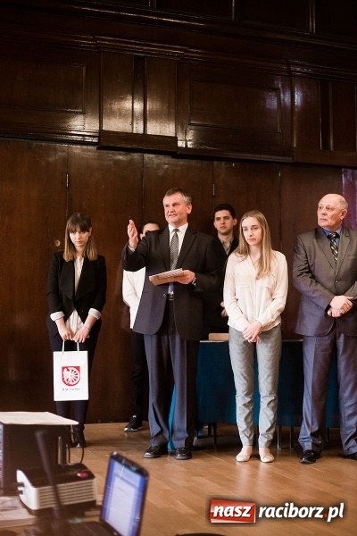 Zdjęcie w galerii na portalu naszraciborz.pl: Znamy laureatów Powiatowego Konkursu Wiedzy o Społeczeństwie wiadomości z regionu